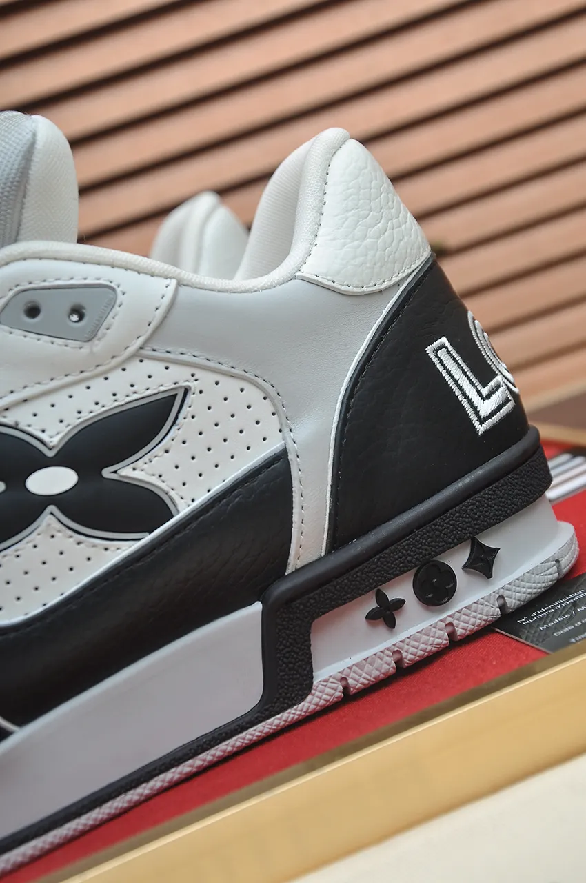 Men's shoes 💰660💶Original development, quality shipping, welcome to compare - LV sneaker series LV Trainer Maxi sneakers introduce the loose silhouette of the ready-to-wear series into the LV Trainer sneaker design written by Virgil Abloh, making an eye-catching appearance in the spring and summer men's wear shows. The cow leather upper is combined with rough fabric laces, and colorful beading highlights the brand's classic elements. LV letters mark the tongue and Monogram floral outsole. Mixed materials Made of first-layer cowhide, wrapped in imported custom-printed denim, thick shoelace design, large Monogram print on the side, "lv 54" badges on the tongue and heel, rubber outsole decorated with Monogram flowers, mesh lining and cotton feet, the comfort is as extreme as ever, premium heritage, quality first, worth owning! Size: Women's 35-39 (customized at 40, non-refundable) Men's 39-45 (customized at 38.46, non-refundable) ♡Full set of packaging with original gift box